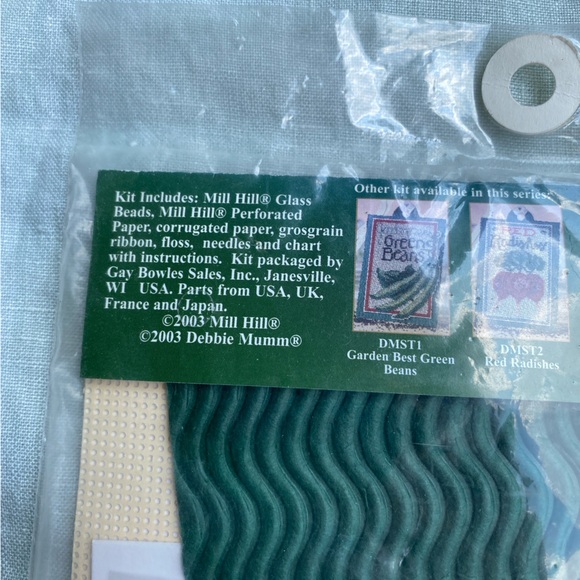 NWT Mill Hill Debbie Mumm DMST4 Yellow Squash seed tag cross stitch kit - Picture 8 of 10